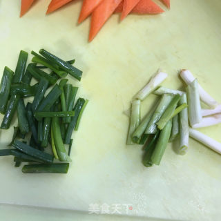 五花肉炒三色的做法步骤：5