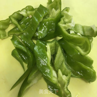 五花肉炒三色的做法步骤：4