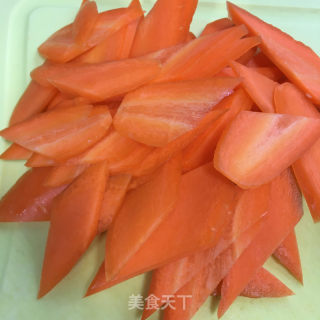 五花肉炒三色的做法步骤：3