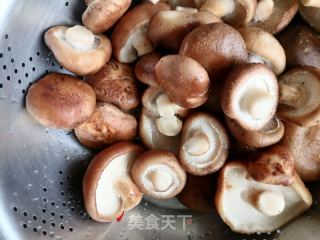 素炒香菇的做法步骤：1