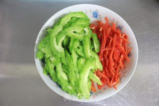 辣椒炒苦瓜的做法步骤：3