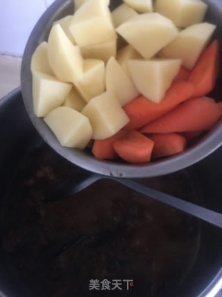胡萝卜土豆焖牛肉的做法步骤：8