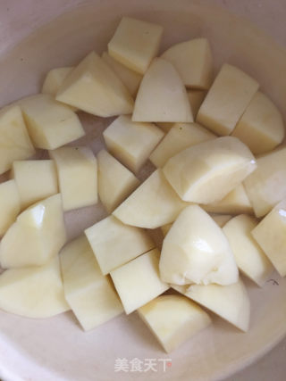 胡萝卜土豆焖牛肉的做法步骤：3