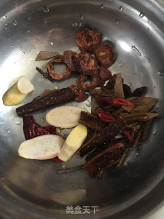 胡萝卜土豆焖牛肉的做法步骤：2