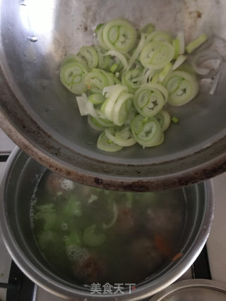 芹菜肉丸汤的做法步骤：7