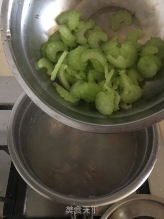 芹菜肉丸汤的做法步骤：6