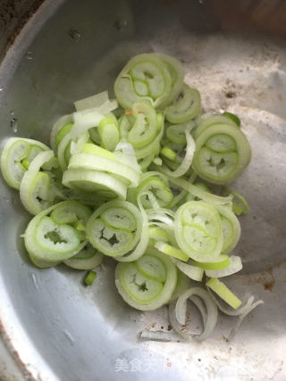 芹菜肉丸汤的做法步骤：4