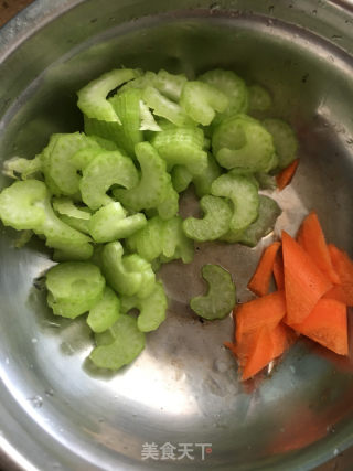 芹菜肉丸汤的做法步骤：2