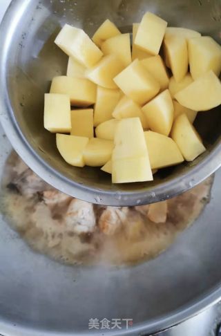土豆焖鸡的做法步骤：5