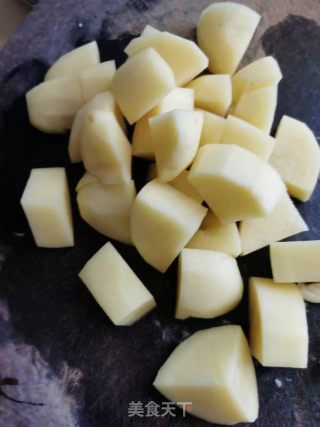 土豆焖鸡的做法步骤：1