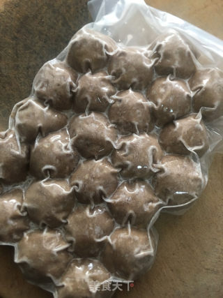 牛肉丸茼蒿的做法步骤：1
