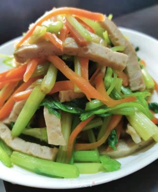猪肉条炒胡萝卜丝的做法步骤：8