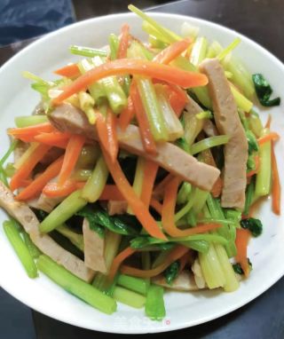 猪肉条炒胡萝卜丝的做法步骤：7