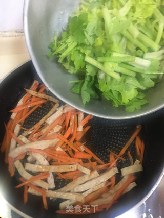 猪肉条炒胡萝卜丝的做法步骤：6