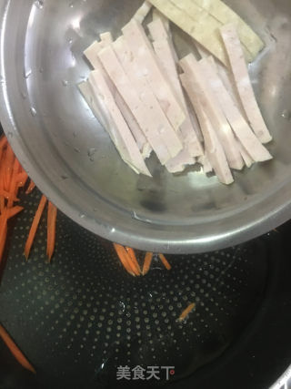 猪肉条炒胡萝卜丝的做法步骤：5