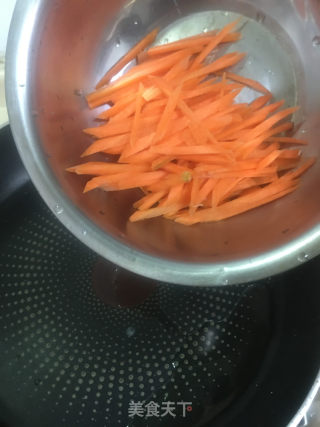 猪肉条炒胡萝卜丝的做法步骤：4