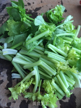 猪肉条炒胡萝卜丝的做法步骤：2