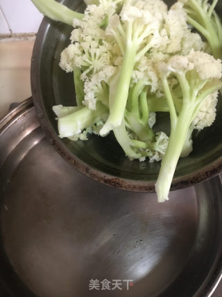 菜花炒腊肠的做法步骤：2