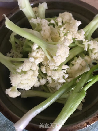 菜花炒腊肠的做法步骤：1