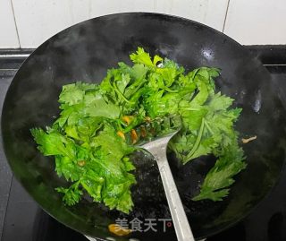 芹菜叶炒鸡蛋的做法步骤：5