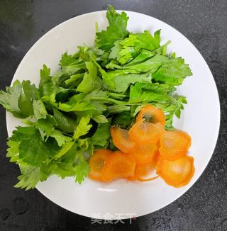 芹菜叶炒鸡蛋的做法步骤：2