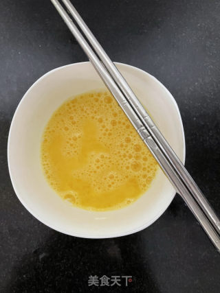 芹菜叶炒鸡蛋的做法步骤：1