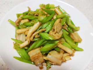 肉片白玉菇炒香芹的做法步骤：15