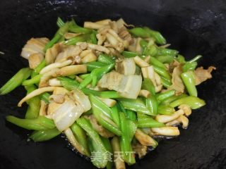 肉片白玉菇炒香芹的做法步骤：13