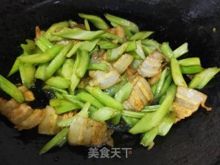 肉片白玉菇炒香芹的做法步骤：10
