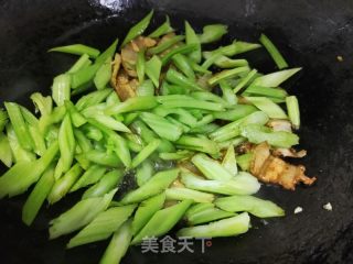 肉片白玉菇炒香芹的做法步骤：9