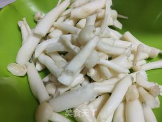 肉片白玉菇炒香芹的做法步骤：5
