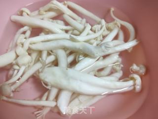 肉片白玉菇炒香芹的做法步骤：4