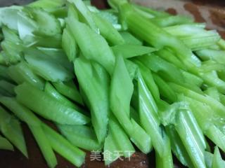 肉片白玉菇炒香芹的做法步骤：3