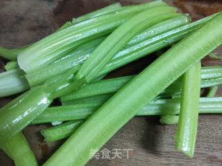 肉片白玉菇炒香芹的做法步骤：2