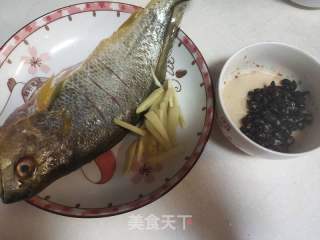 红烧小黄鱼的做法步骤：1