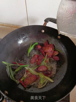 青椒炒腊肠的做法步骤：3