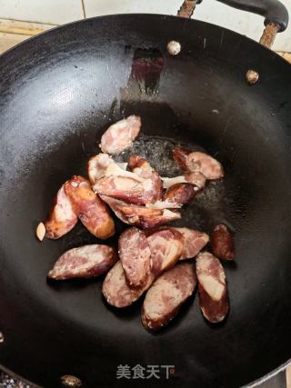 青椒炒腊肠的做法步骤：2