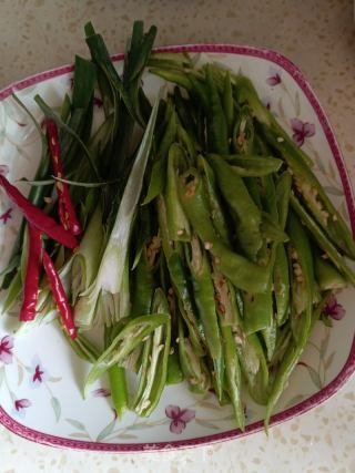 青椒炒腊肠的做法步骤：1