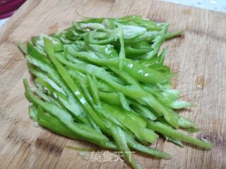 尖椒炒鸡蛋的做法步骤：1