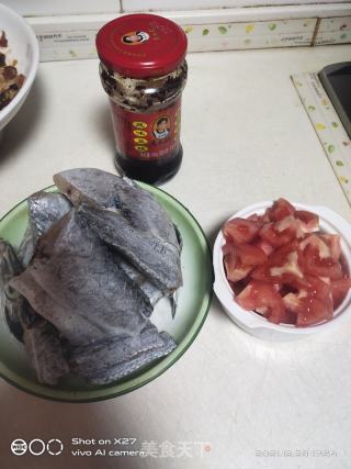 西红柿烧带鱼的做法步骤：1