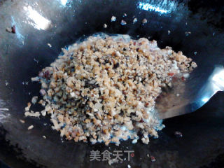 腊肉蘑菇叶儿粑的做法步骤：7