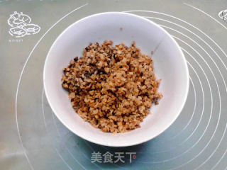 腊肉蘑菇叶儿粑的做法步骤：3