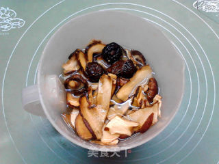 腊肉蘑菇叶儿粑的做法步骤：2