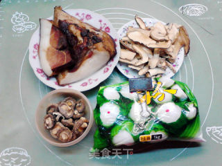 腊肉蘑菇叶儿粑的做法步骤：1
