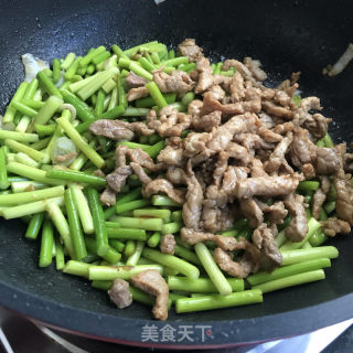 蒜苔炒肉丝的做法步骤：9