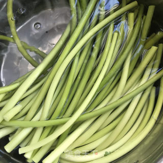 蒜苔炒肉丝的做法步骤：1