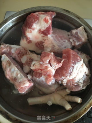 排骨焖萝卜的做法步骤：1