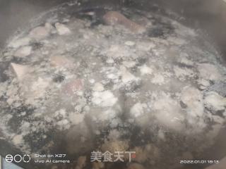 猪脚烧土豆的做法步骤：1