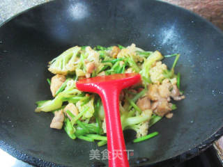 芹菜花菜炒鸡腿肉丁的做法步骤：12