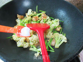 芹菜花菜炒鸡腿肉丁的做法步骤：11